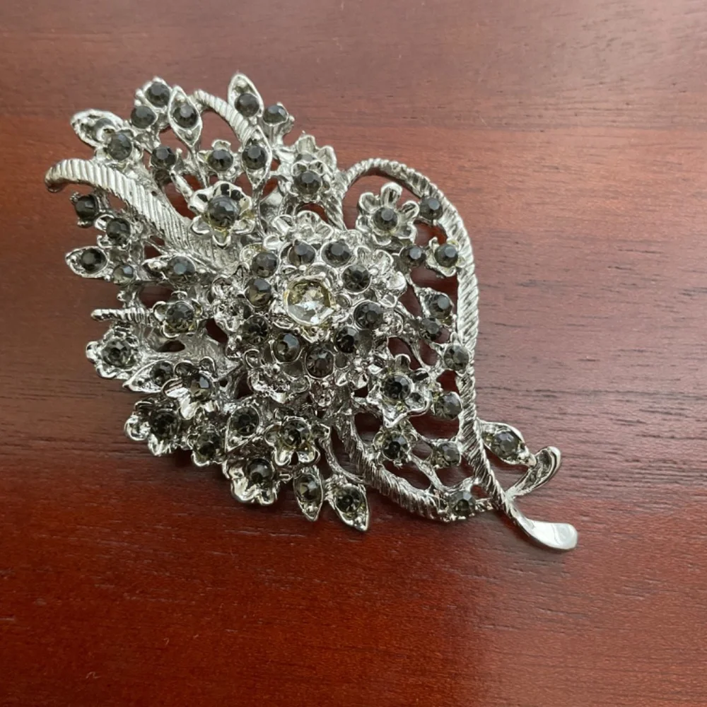 VINTAGE RHINESTONE BROOCH
